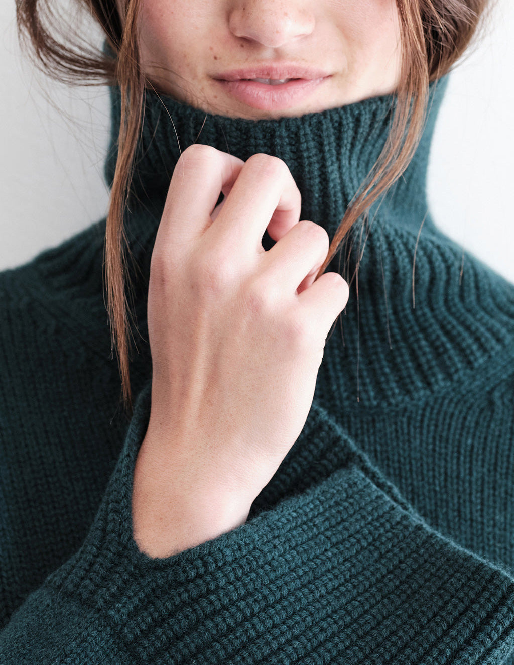 Cozy Cashmere Blend Turtleneck Sweater in Rainforest